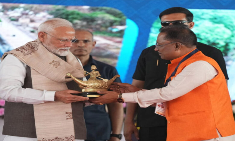 मुख्यमंत्री-विष्णुदेव-साय-ने-प्रधानमंत्री-नरेंद्र-मोदी-को-भेंट-किया-बिलासा-देवी-केवट-का-मोमेंटो