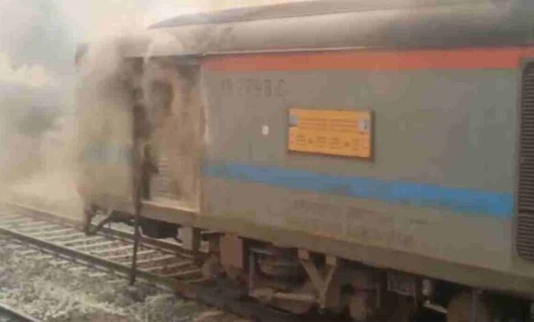 इटारसी-में-बरौनी-एक्सप्रेस-में-लगी-आग,-यात्रियों-में-मची-चीख-पुकार