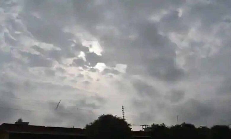 उत्तर-प्रदेश-में-लगातार-बदल-रहा-मौसम,-कई-जिलों-में-वज्रपात-की-चेतावनी