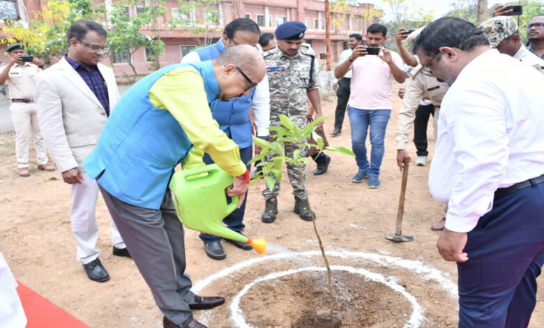 रायपुर-:-एक-पेड़-माँ-के-नाम-अभियान-के-तहत्-राज्यपाल-श्री-रमेन-डेका-ने-लगाए-रूद्राक्ष-के-पौधे