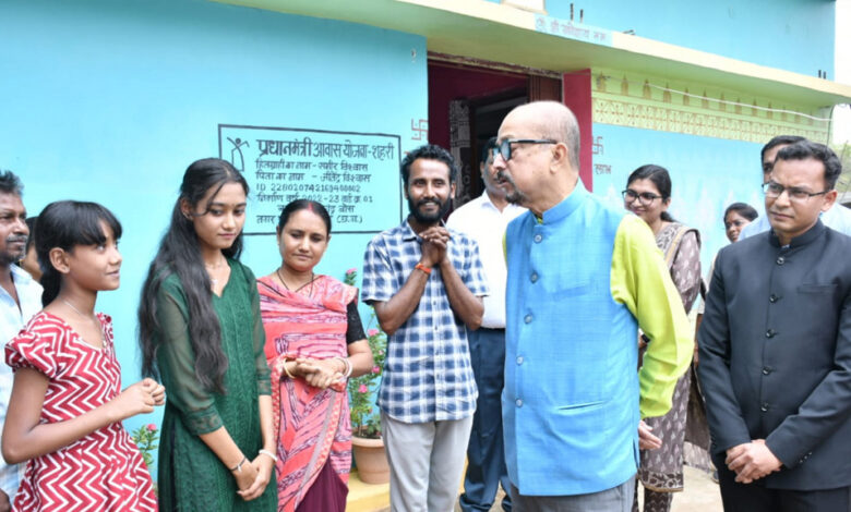 राज्यपाल-को-पहली-बार-अपने-क्षेत्र-में-देखकर-अभिभूत-हुए-ग्रामीण