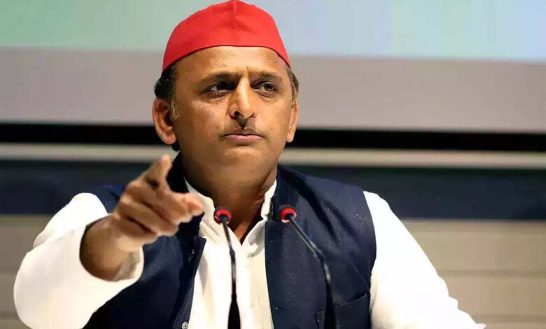 अखिलेश-यादव-ने-किया-एलान-बुलडोजर-एक्शन-के-बीच-किताबें-बचाने-वाली-‘वायरल-गर्ल’-अनन्या-की-पढ़ाई-का-खर्चा-उठाएंगे