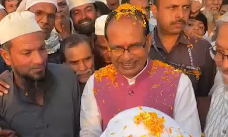 सुल्तानपुर-में-मुस्लिम-समुदाय-ने-वक्फ-कानून-का-समर्थन-किया,-केंद्रीय-मंत्री-शिवराज-सिंह-चौहान-पर-फूल-बरसाकर-धन्यवाद-दिया