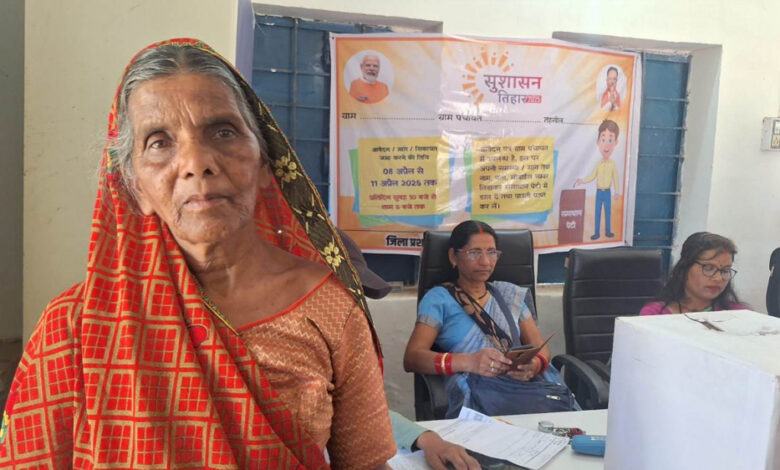 सुशासन-तिहार:-कोरिया-जिले-के-ग्रामीणों-ने-समाधान-पेटी-में-जमा-किए-आवेदन