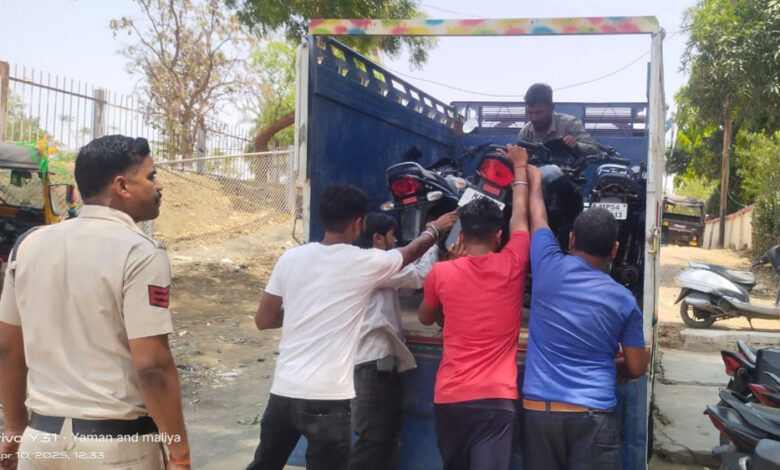 रेल्वे-स्टेशन-अनूपपुर-के-बाहर-लावारिस-खड़ी-मोटर-सायकलो-को-कोतवाली-पुलिस-द्वारा-किया-गया-पुलिस-एक्ट-में-जप्त