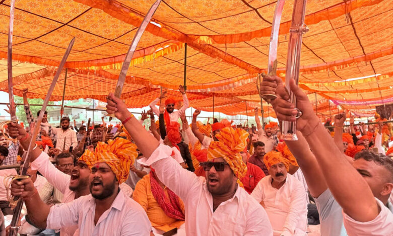 करणी-सेना-का-आगरा-में-प्रदर्शन,-तलवार-और-बदूंक-लेकर-पहुंचे,-पुलिस-को-निकाला-बाहर