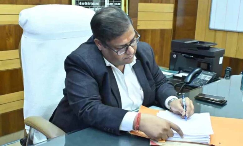 ‘सुशासन-तिहार’-में-लापरवाही-बरतने-वालों-पर-कलेक्टर-का-एक्शन