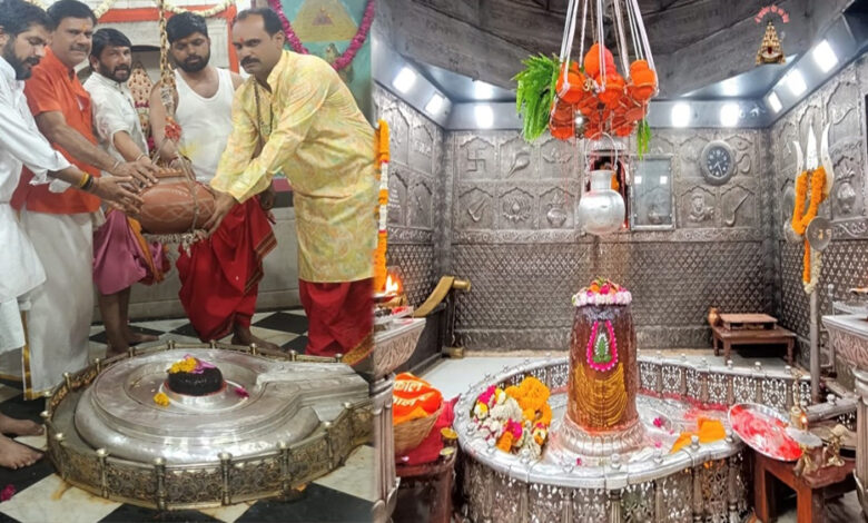 ज्योतिर्लिंग-महाकाल-मंदिर-में-भगवान-महाकाल-के-शीश-मिट्टी-के-कलशों-से-शीतल-जलधारा-प्रवाहित-करने-की-शुरुआत