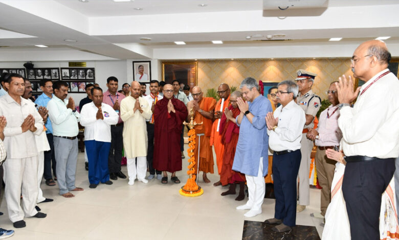 रेल-मंत्री-अश्विनी-वैष्णव-ने-भारत-रत्न-बाबासाहेब-डॉ.-भीमराव-अंबेडकर-को-जयंती-पर-दी-श्रद्धांजलि