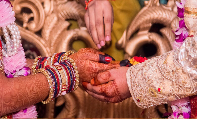 छिंदवाड़ा-में-उपसरपंच-ने-आदिवासी-युवती-से-की-शादी,-नाराज़-गांवों-की-पंचायत-ने-₹1.30-लाख-का-जुर्माना-लगाया