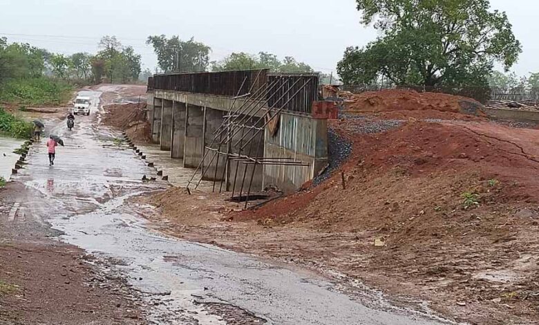 109-करोड़-की-लागत-से-बन-रही-38-किमी-लंबी-सड़क-5-साल-बाद-भी-अधूरी,-पूर्व-वन-मंत्री-के-भाई-की-कंपनी-पर-गंभीर-आरोप