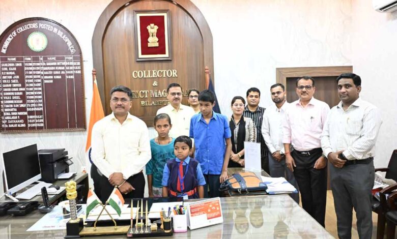 कलेक्टर-ने-दृष्टिबाधित-बच्चों-को-पढ़ाई-के-लिए-दिया-मोबाईल