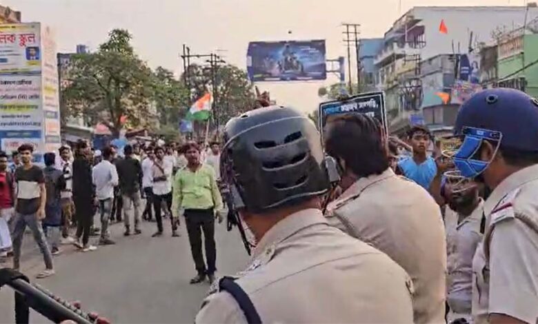 बंगाल-सरकार-ने-कहा-है-कि-उन्मादी-भीड़-में-से-करीब-10-लोगों-के-पास-घातक-हथियार-थे,-hc-में-ममता-सरकार-का-कबूलनामा