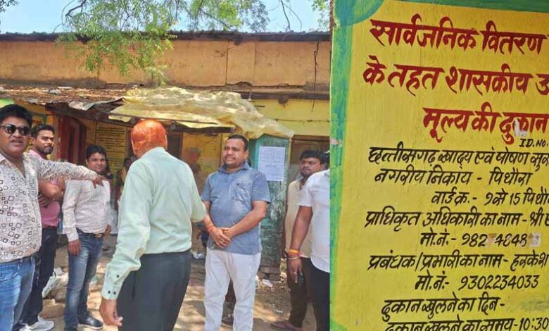 जान-जोखिम-में-डालकर-राशन-लेने-पहुंच-रहे-ग्रामीण,-जर्जर-भवन-में-संचालित-है-राशन-दुकान