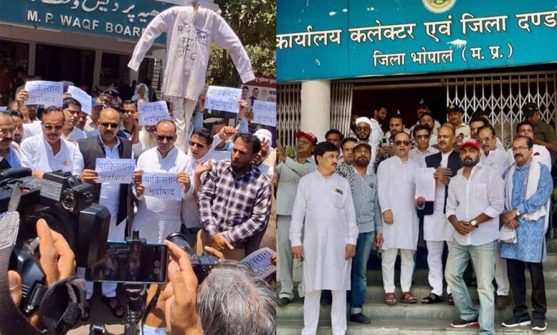 सनवर-पटेल-के-नेतृत्व-में-मुस्लिम-समाज-ने-आतंकवादी-हमले-के-विरोध-में-पाकिस्तान-और-आतंकवाद-का-जलाया-पुतला