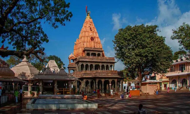 महाकाल-मंदिर-में-मोबाइल-ले-जाना-और-उपयोग-करना-भी-मना,-उल्लंघन-पर-कार्रवाई