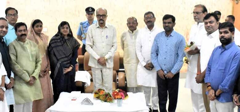 राज्यपाल-रमेन-डेका-ने-सर्किट-हाउस-बालोद-में-जनप्रतिनिधियों-एवं-विभिन्न-संगठनों-के-प्रतिनिधियों-से-की-मुलाकात