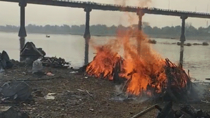 देवास-के-नेमावर-घाट-पर-आज-18-शवों-का-एक-साथ-अंतिम-संस्कार-किया-गया,-दो-शवों-की-पहचान-बाकी