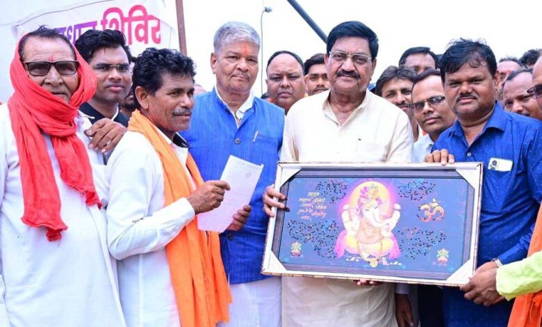 सुशासन-तिहार-2025-:-बालसमुंद-समाधान-शिविर-में-शामिल-हुए-खाद्य-मंत्री-बघेल