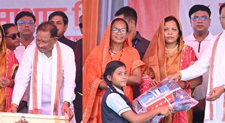जशपुर-जिले-के-दोकड़ा-गांव-पहुंचे-सीएम-साय,-पीएम-आवास-के-हितग्राहियों-को-सौंपी-चाबी