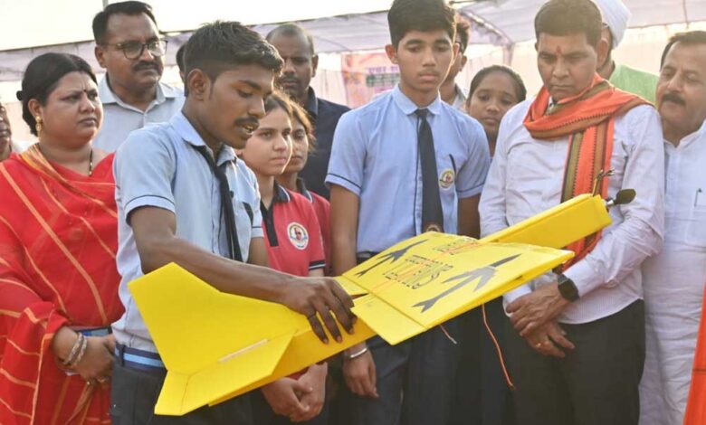 रायपुर-:-समर-कैम्प-में-स्कूली-बच्चों-द्वारा-निर्मित-एयरोमॉडल्स-का-हुआ-प्रदर्शन