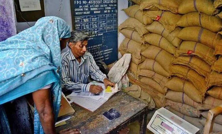 मध्य-प्रदेश-के-सतना-जिले-में-pds-मशीन-में-अंगूठा-लगाकर-राशन-उठा-रहे-मृतक