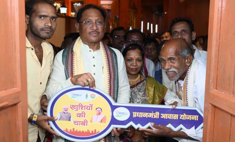 रायपुर-:-मुख्यमंत्री-ने-दोकड़ा-में-पीएम-आवास-योजना-के-हितग्राही-संतु-चक्रेस-को-चाबी-देकर-गृह-प्रवेश-कराया