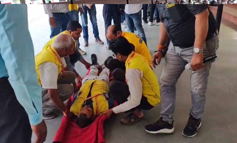लखनऊ-में-वॉर-मॉकड्रिल-का-हुआ-अभ्यास,-कोई-जमीन-पर-लेटा,-कोई-कंधे-पर-सवार…