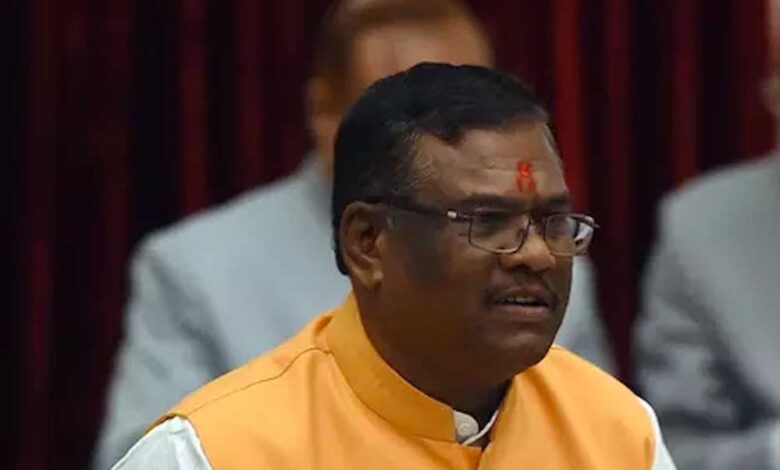 सांसद फग्गन सिंह कुलस्ते की फिसली जुबान, पाक आतंकियों को कहा हमारे अपने