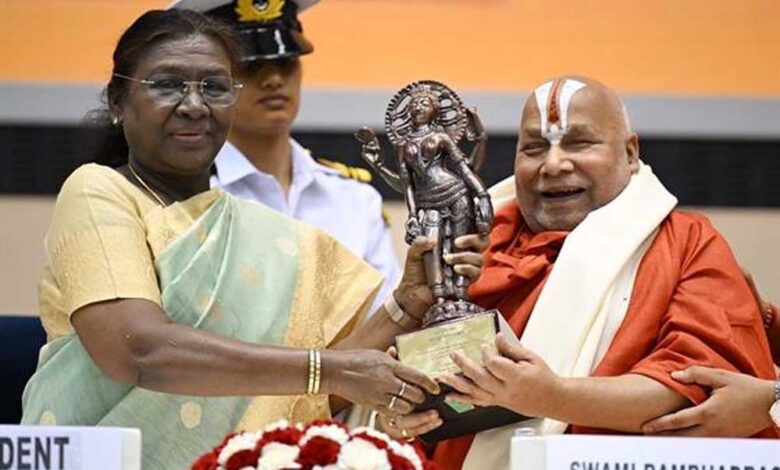 उप-मुख्यमंत्री-शुक्ल-ने-जगद्गुरु-रामभद्राचार्य-महाराज-को-‘ज्ञानपीठ-पुरस्कार-2023’-से-सम्मानित-किए-जाने-पर-दी-हार्दिक-बधाई