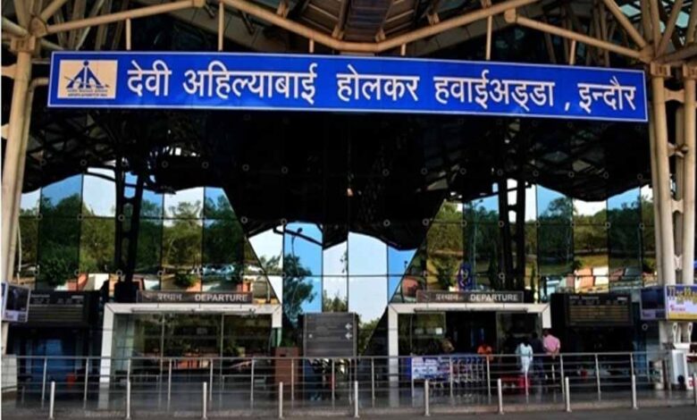 दिल्ली से चेन्नई जा रहे प्लेन की अचानक इंदौर एयरपोर्ट पर उतरी, स्ट्रेचर लेकर दौड़े कर्मचारी