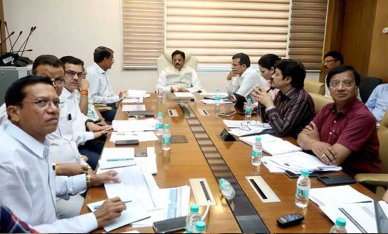 सामंजस्य एवं विभागीय सक्रियता की कमी से निर्माण कार्यों में विलंब अस्वीकार्य : उप मुख्यमंत्री शुक्ल