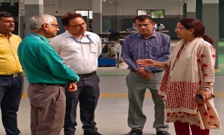 केंद्रीय-अपर-सचिव-सुश्री-सोनल-मिश्रा-ने-आईटीआई-के-प्रशिक्षण-को-बताया-अत्याधुनिक