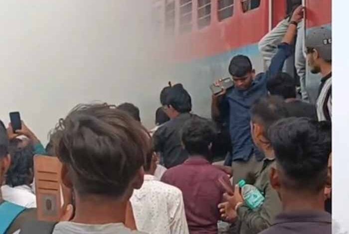 मुंबई-से-गोरखपुर-जा-रही-15017-काशी-एक्सप्रेस-में-बोगी-के-पहियों-में-लगी-आग,-मची-अफरा-तफरी