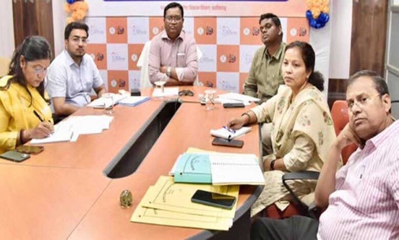 जगदलपुर-:-कमिश्नर-बस्तर-श्री-डोमन-सिंह-ने-बस्तर-एवं-तोकापाल-ब्लॉक-के-स्कूलों-में-समर-कैंप-का-लिया-जायजा